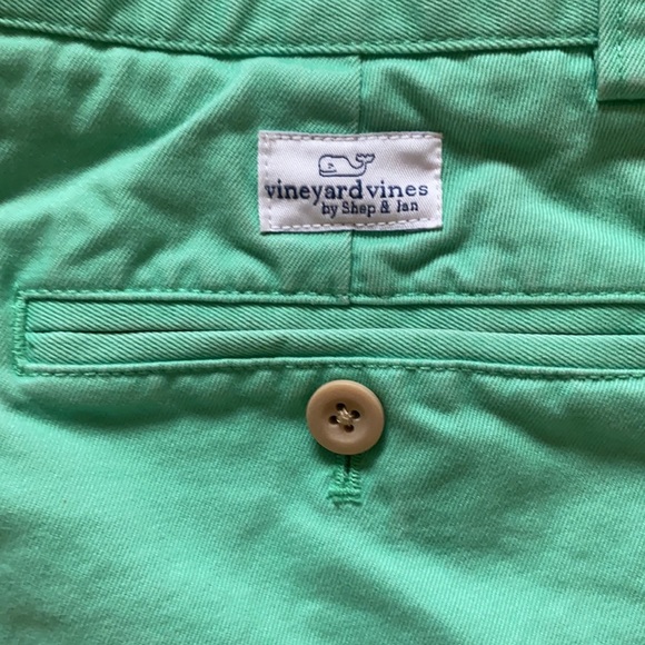 Green Flat Front Vineyard Vines Bermudas - Picture 3 of 4